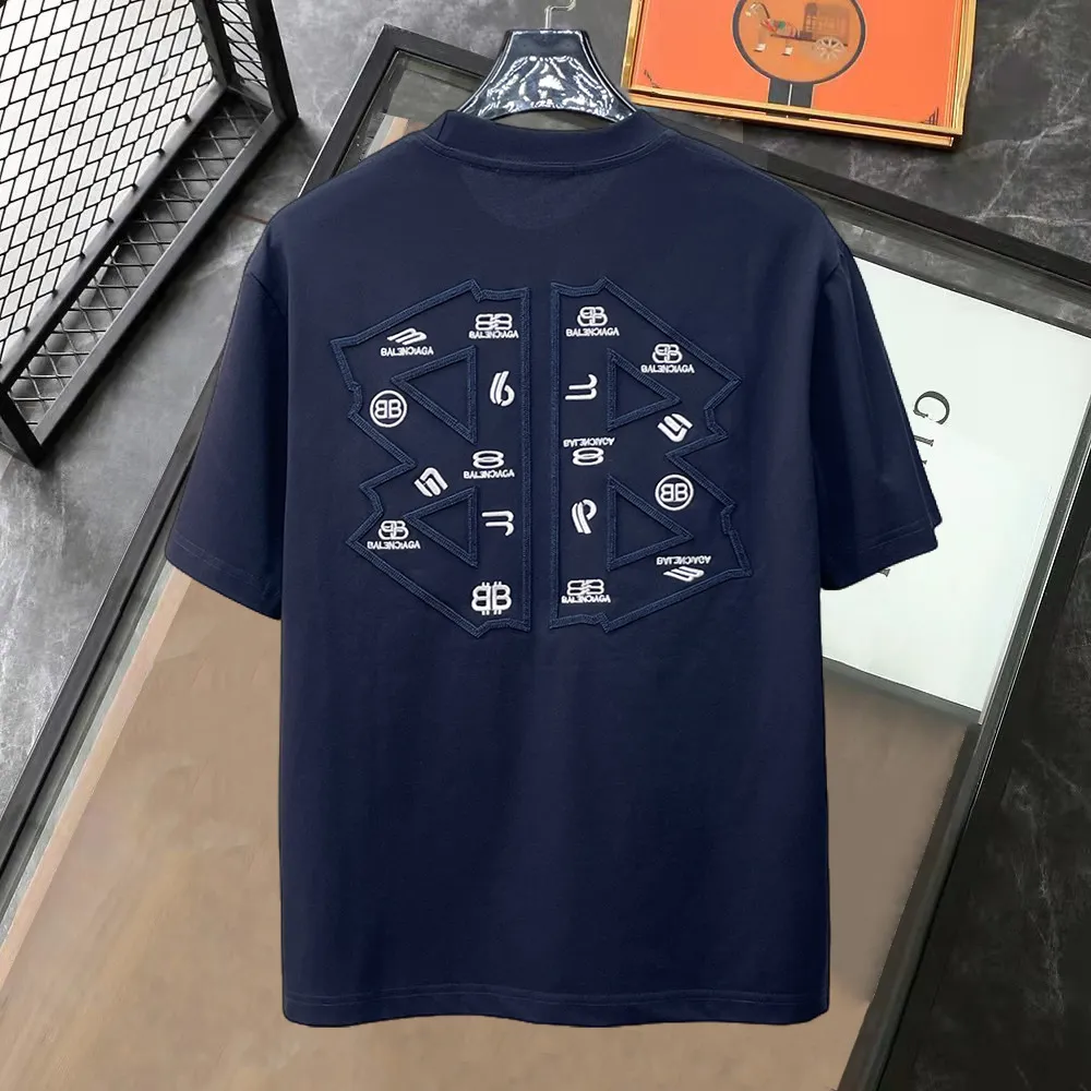 Balenciaga's high-end top-quality products 🐮2026 Spring and Summer New Arrival first counter, the latest New Arrival short-sleeved round neck T-shirt, Premium customized design, avant-garde and fashionable! Brand logo heavy craftsmanship design Premium customized 260g fabric. Soft to the touch. Comfortable to wear. Counter-level exquisite stitching. Fine workmanship. The upper body effect is incomparably handsome! A must-have item for men and women with the same style! Sizes: S~XXL When placing an order, please state your height and weight. The maximum wearing size is 210 pounds (one size larger)